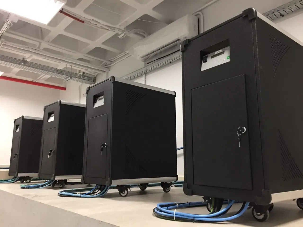 Conjunto de nobreaks instalado para garantir continuidade da operação
