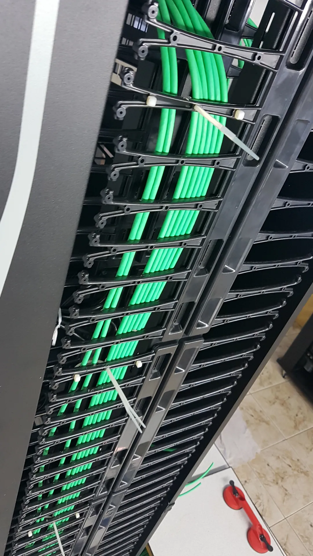 Cabeamento estruturado organizado em rack técnico