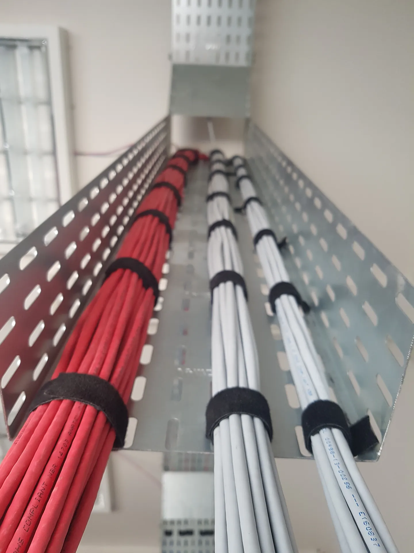 Infraestrutura organizada de cabos de rede e energia em sala técnica